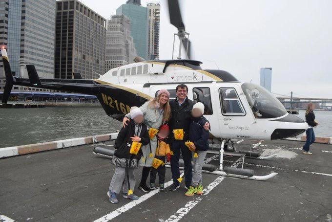 La empresa New York Helicopter Tours difundió la última imagen de Agustín Escobar, CEO de Siemens España, junto a su familia.