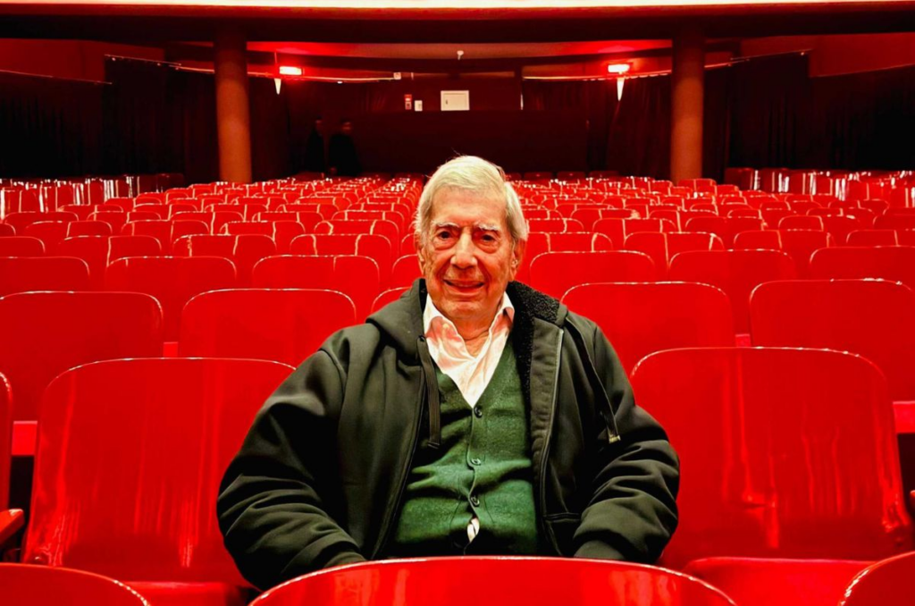 Mario Vargas Llosa, escritor peruano y Premio Nobel de Literatura, ha fallecido a los 89 años en Lima. Su legado literario sigue vivo 