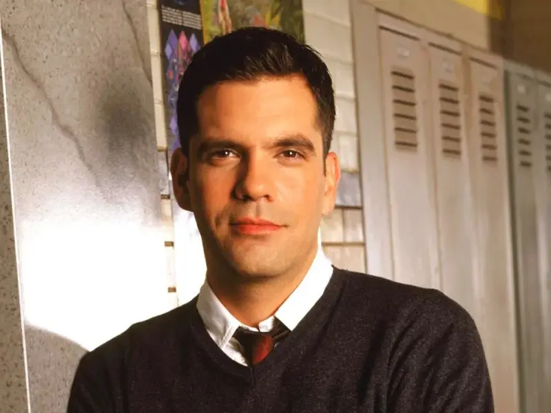 Fallece Nicky Katt el 15 de abril de 2025 a los 54 años. Su fallecimiento fue confirmado como suicidio. Su carrera incluyó más de 75 producciones y papeles icónicos en cine y televisión.
