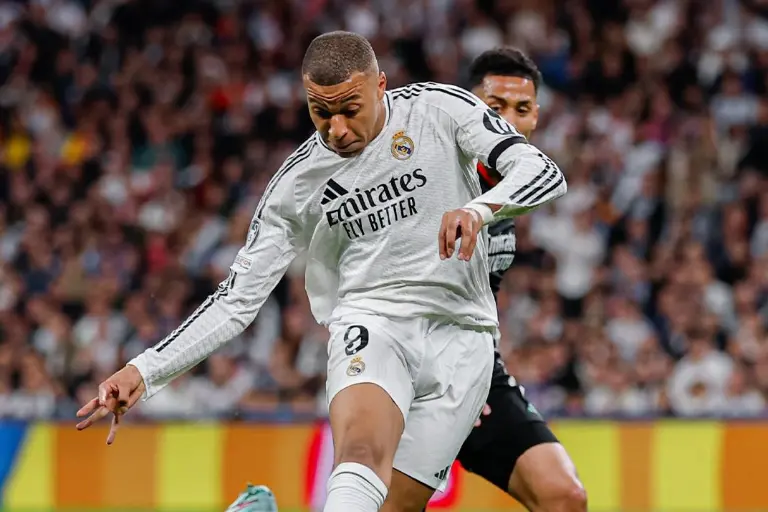 Real Madrid queda fuera de la Champions League 2025 tras ser superado por el Arsenal en cuartos de final. Mbappé no logra marcar diferencia y crecen las dudas sobre Ancelotti.