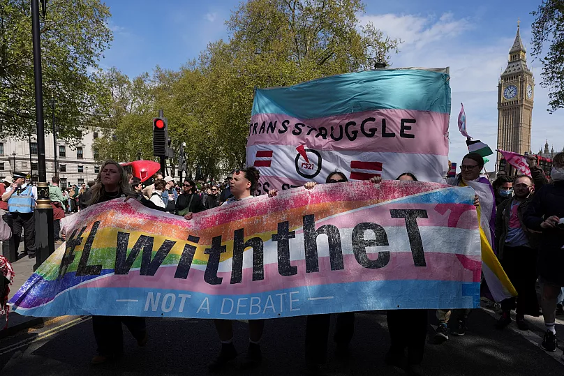 Protestas en Londres tras decisión del Tribunal Supremo británico que define legalmente a la mujer sexo biológico femenino