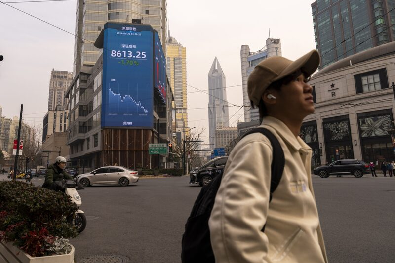 En medio de tensiones comerciales con Estados Unidos, miles de ciudadanos chinos están invirtiendo en el mercado bursátil como forma de apoyo 