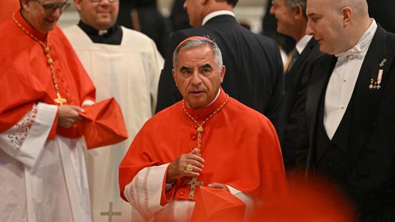 Angelo Becciu, cardenal condenado por delitos financieros, busca ejercer su derecho a votar en el próximo cónclave