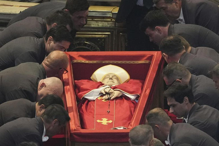 Miles de personas acuden al velatorio del Papa Francisco en la Basílica de San Pedro. Su cuerpo fue preparado mediante tanatopraxia 