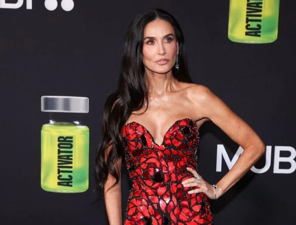 Demi Moore fue elegida por la revista People como la Persona Más Bella del Mundo 2025. A sus 62 años, reflexiona sobre la belleza, la aceptación personal y su nueva etapa en Hollywood.