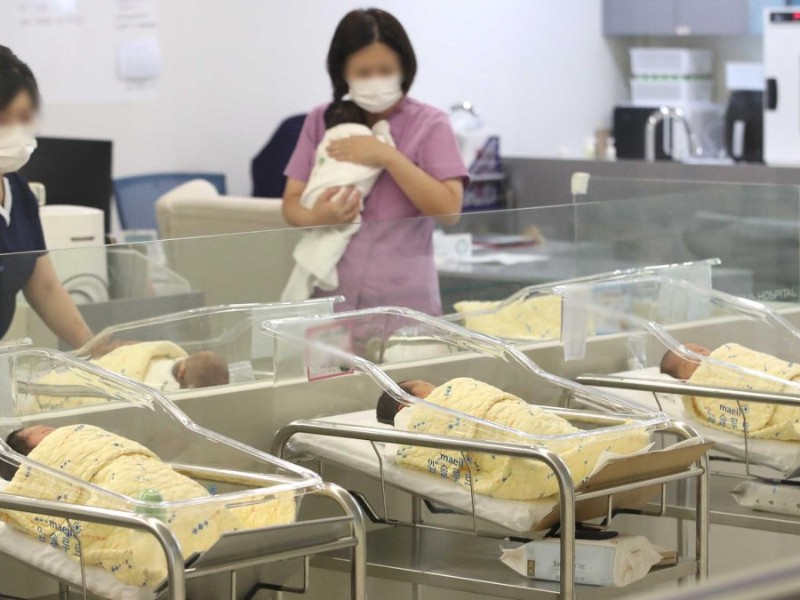 Corea del Sur reportó un aumento del 3,2% en nacimientos durante febrero 2025. También se elevaron los matrimonios