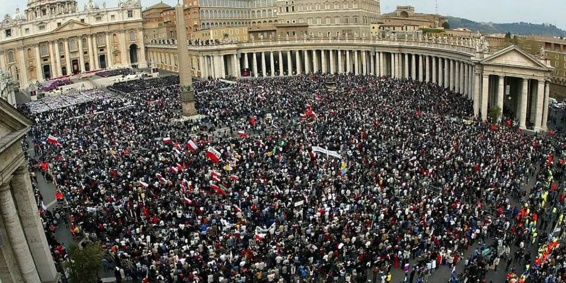 Multitudinario velatorio del Papa Francisco en San Pedro
