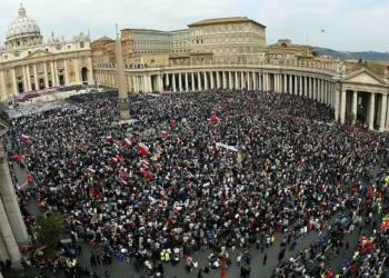 Multitudinario velatorio del Papa Francisco en San Pedro