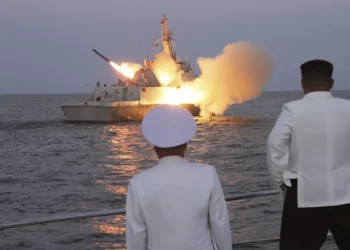 Kim Jong-un y su hija supervisan pruebas de misiles en el primer destructor norcoreano