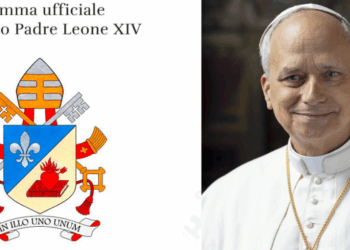 El Vaticano presenta la imagen oficial del papa León XIV con su cruz relicario