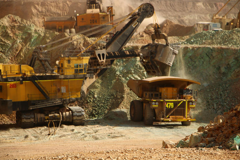 La empresa suiza Werco Trade AG demanda a Codelco por supuesta entrega de información falsa sobre subproductos de cobre. La disputa judicial podría costarle a la cuprífera estatal más de 24 millones de dólares.