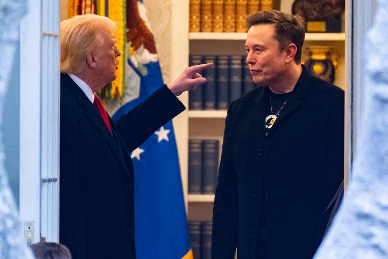 Donald Trump ha dejado de mencionar a Elon Musk en sus publicaciones y en la estrategia de recaudación. La figura del empresario se desvanece en el Partido Republicano, mientras los demócratas lo usan como símbolo de desigualdad.
