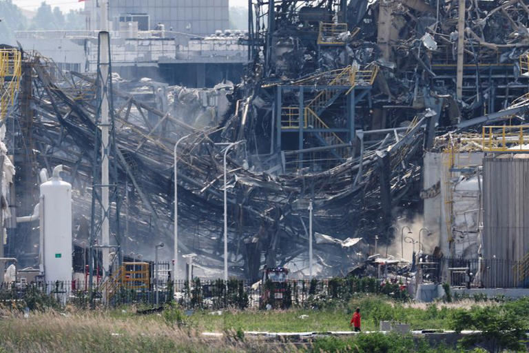  Una fuerte explosión en una fábrica de químicos en Gaomi, China, provocó cinco muertes, múltiples heridos y gran temor entre residentes por posibles riesgos a la salud.