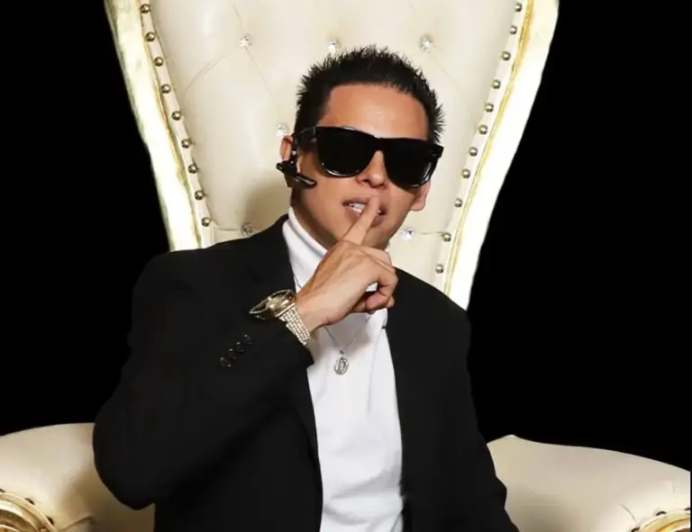 El productor de cine para adultos Alex Marín fue arrestado en Puerto Vallarta por presunta trata de personas y explotación sexual de una menor. Fiscalía de Jalisco difunde imágenes tras su captura.