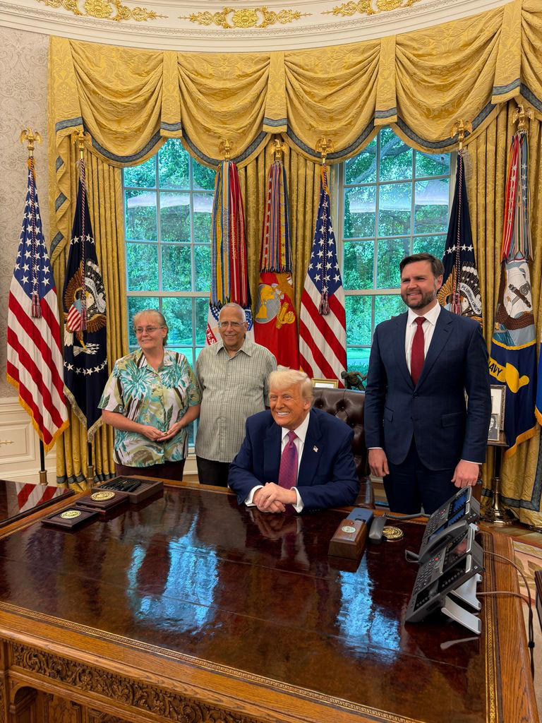 Donald Trump recibió en la Casa Blanca a Louis Prevost, hermano del papa León XIV. El encuentro fortalece los lazos entre EE.UU. y el Vaticano tras la elección del primer Papa estadounidense.