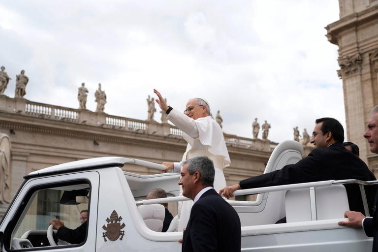 El papa León XIV designó al obispo auxiliar Michael Pham como nuevo obispo de San Diego, marcando su primer nombramiento episcopal en Estados Unidos. También promovió a una mujer a un alto cargo en el Vaticano.