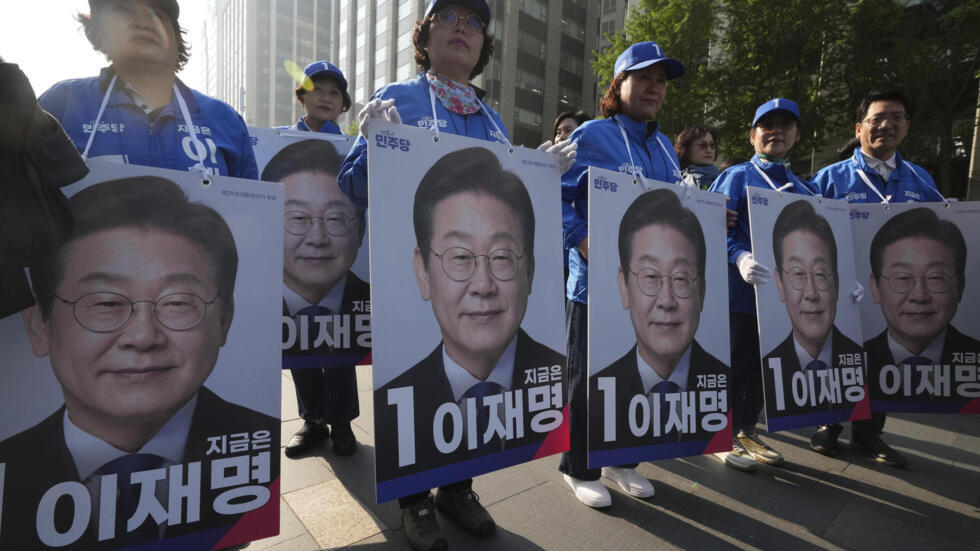 Corea del Sur esta a pocos días de las elecciones presidenciales extraordinarias en Corea del Sur, Lee Jae-myung lidera con una sólida ventaja frente a Kim Moon-so. Los candidatos presentan visiones opuestas sobre la economía, la seguridad nacional y las relaciones exteriores.