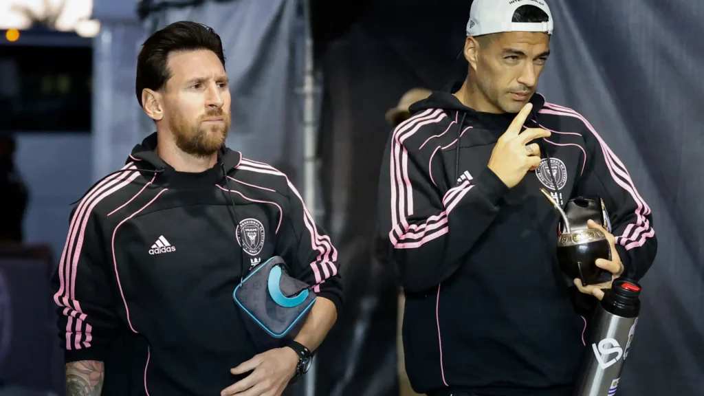 Lionel Messi evidencia malestar en Inter Miami pese a las victorias. La baja de Luis Suárez y la falta de conexión con otros compañeros alimentan rumores de crisis interna.