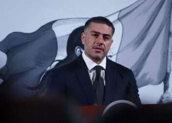 Madre de Ovidio Guzmán y 16 familiares se entregan al FBI tras pacto con EU