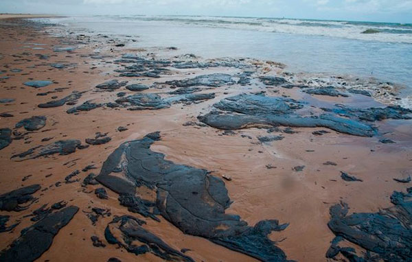 ASEA investiga a Pemex por derrame de crudo en Dos Bocas; cierran playas en Paraíso, Tabasco