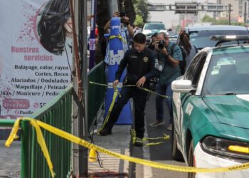Investigan a dos policías por alterar escena del crimen tras asesinato de colaboradores de Clara Brugada