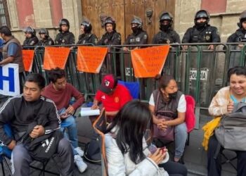 CNTE bloquea Palacio Nacional para presionar a Sheinbaum; exigen diálogo directo