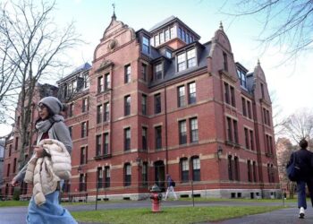Jueza frena intento de Trump por impedir matrícula de extranjeros en Harvard