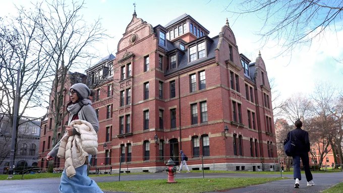 Jueza frena intento de Trump por impedir matrícula de extranjeros en Harvard