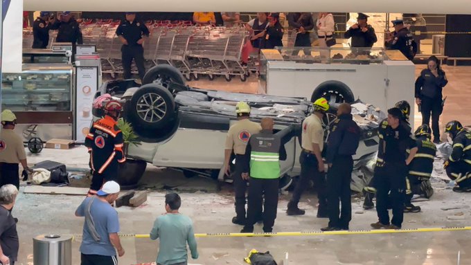 Vehículo cae desde estacionamiento en Plaza Lilas; una mujer fue hospitalizada
