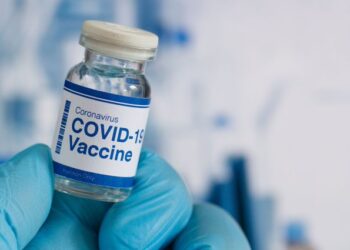 EE.UU. ya no recomienda vacuna COVID para niños sanos; queda a criterio médico