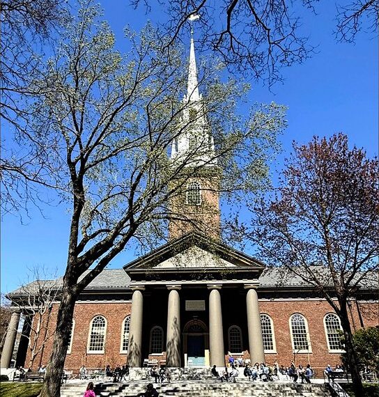 Jueza suspende orden de Trump que prohíbe a Harvard inscribir estudiantes extranjeros
