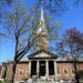 Jueza suspende orden de Trump que prohíbe a Harvard inscribir estudiantes extranjeros