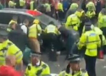 Hombre es detenido tras atropellar a varios peatones durante el desfile del Liverpool