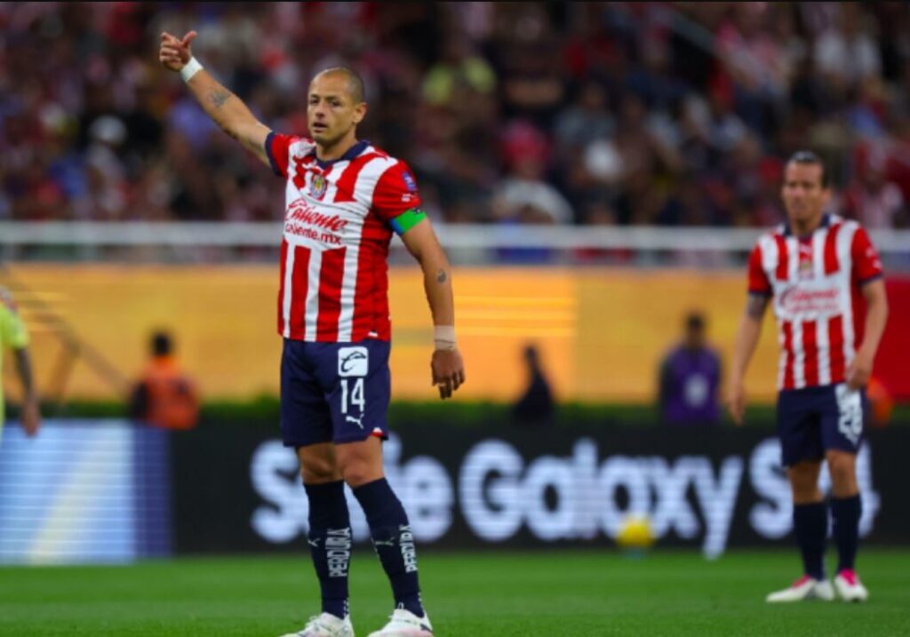 Javier “Chicharito” Hernández fue operado de un varicocele y estará fuera al menos dos semanas, lo que podría dejarlo fuera del arranque del Apertura 2025 con Chivas.