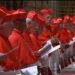 ¿Por qué algunos cardenales visten distinto durante el Cónclave 2025?