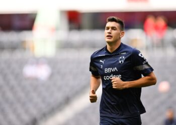 César Montes visita a Rayados en El Barrial y motiva al equipo
