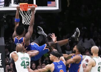 Los Knicks remontan y vencen108-105 a Boston en tiempo extra