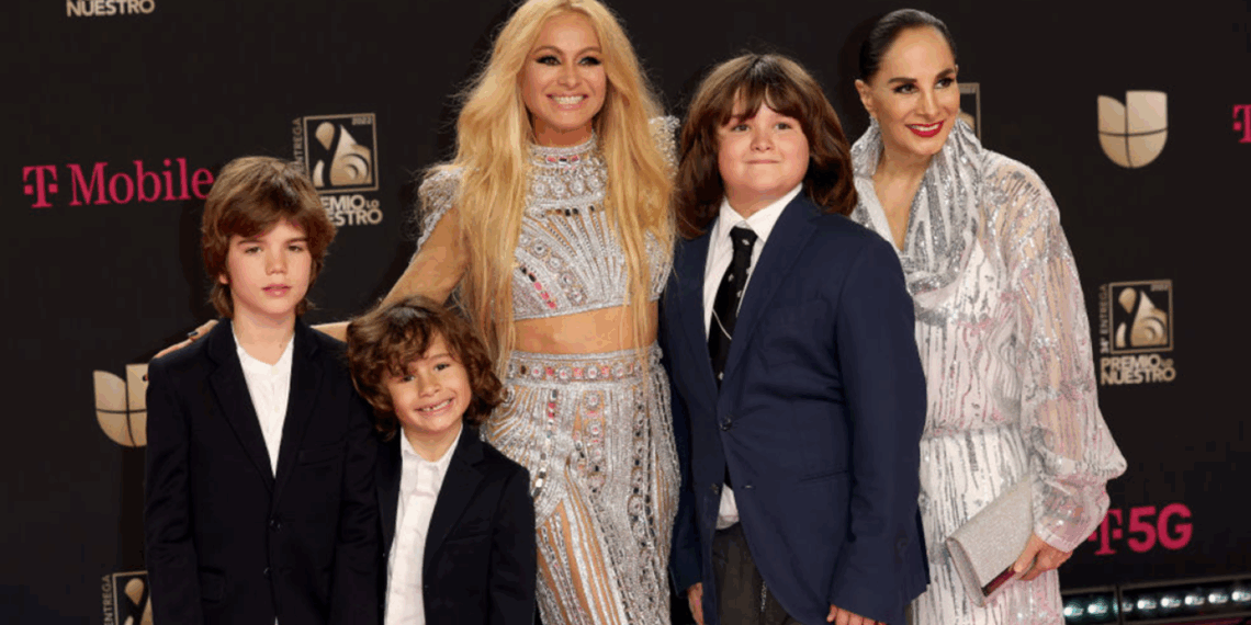 Paulina Rubio aparece en portada con sus hijos y desata la furia de Colate