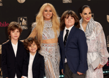 Paulina Rubio aparece en portada con sus hijos y desata la furia de Colate