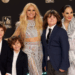 Paulina Rubio aparece en portada con sus hijos y desata la furia de Colate