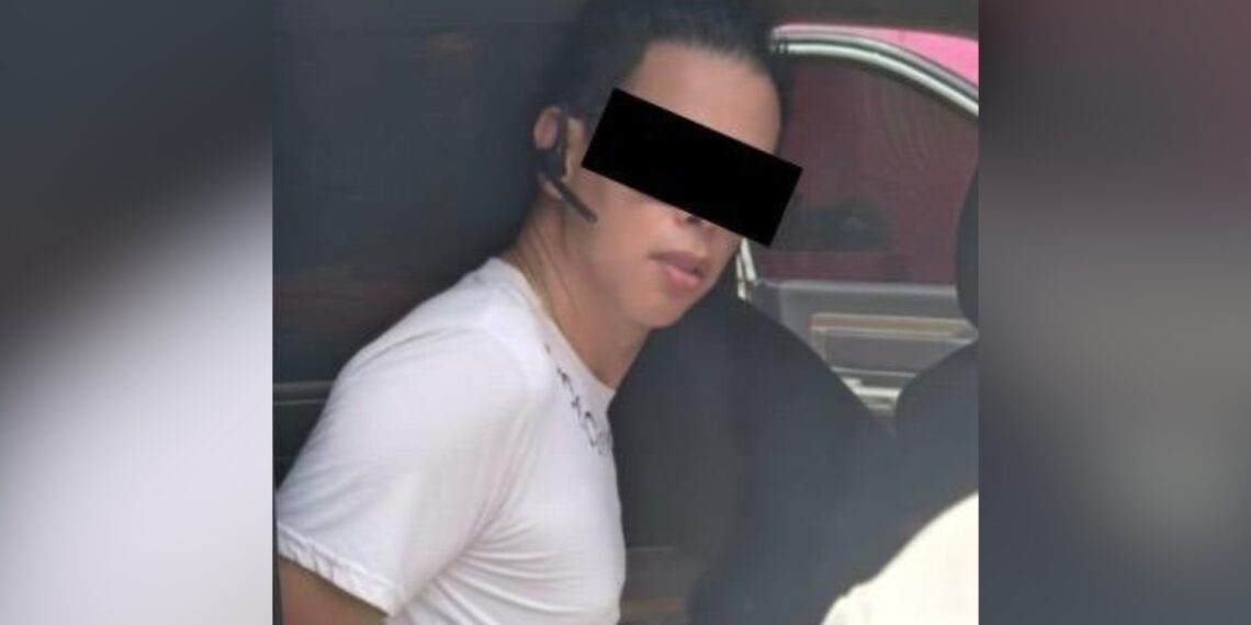 Detienen a Alex Marín por presunta explotación sexual; filtran fotos tras su arresto