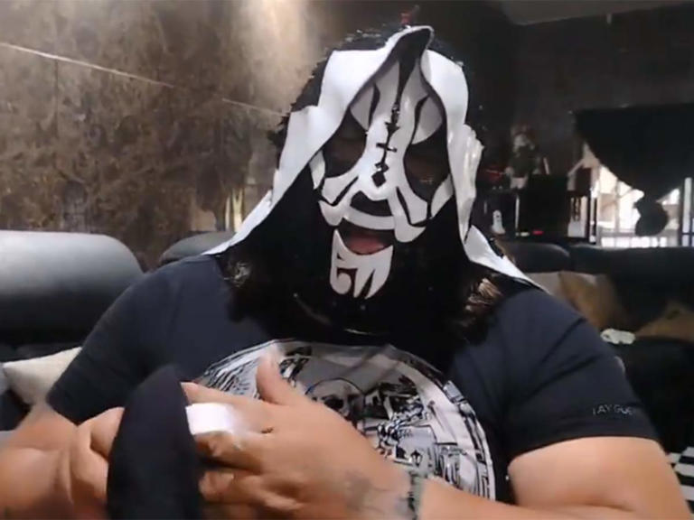 El luchador LA Park agredió a un fan con golpes y sillazos durante una función en San Luis Potosí. El incidente fue grabado y generó un intenso debate en redes sociales.