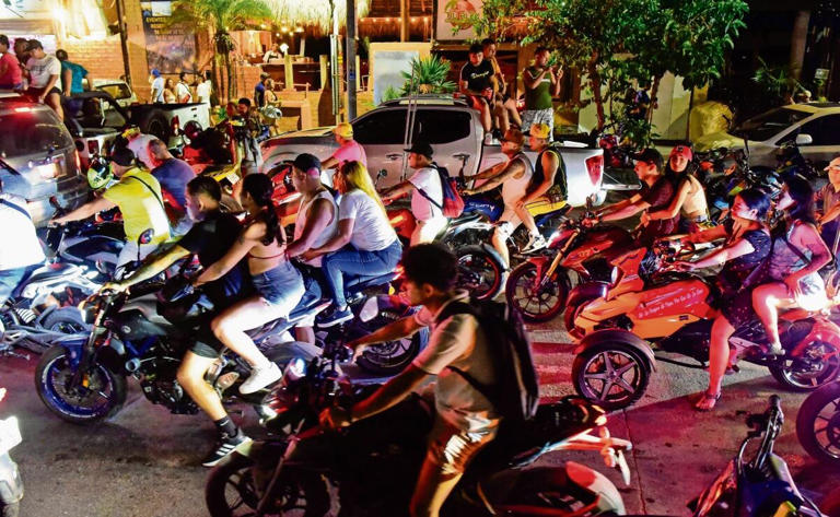 El Festival Acamoto 2025 en Acapulco terminó con un saldo trágico: siete muertos, múltiples heridos, actos de vandalismo y toneladas de basura. Autoridades locales admiten haber sido superadas por la magnitud del evento.