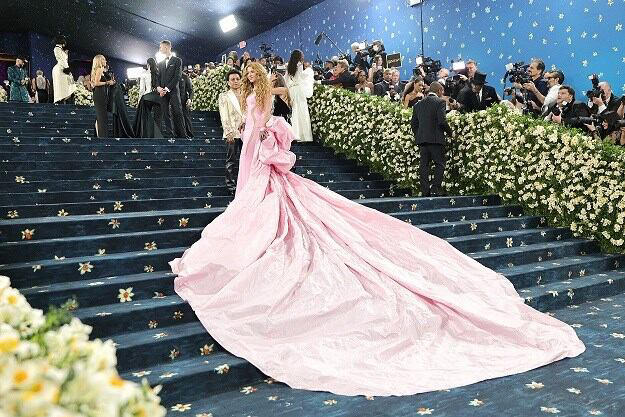 Desde Diana Ross hasta Shakira, la MET Gala 2025 fue escenario de looks que fusionaron emoción, diseño y narrativa. Conoce los estilismos más impactantes.