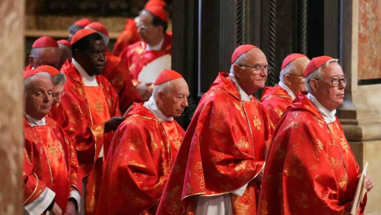Durante el Cónclave 2025, algunos cardenales portaron vestimentas distintas al rito latino. Te explicamos quiénes son los cinco cardenales.