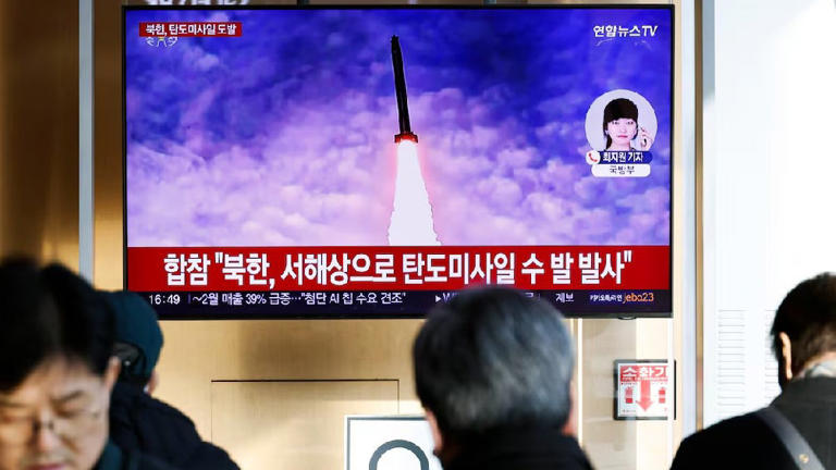 Corea del Norte disparó varios misiles balísticos desde Wonsan, aumentando la tensión en la península coreana. Además, ha reforzado su apoyo a Rusia en la guerra contra Ucrania, enviando tropas y armamento.