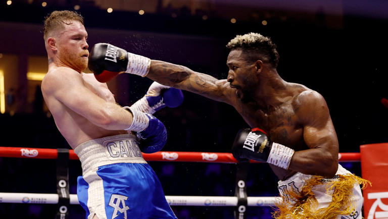 El boxeador cubano William Scull, tras enfrentar a Canelo Álvarez en Riad, asegura que con las ganancias podrá comprarle una casa a su madre y mejorar la vida de su familia.
