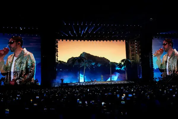 La nueva gira de Bad Bunny genera críticas por los altos precios de las entradas, que alcanzan hasta $450 dólares; los fans reclaman y algunos artistas exploran alternativas más accesibles.