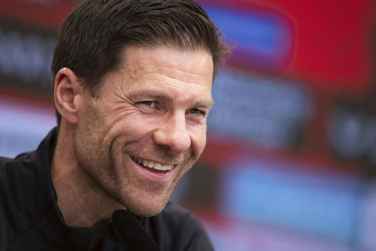  Xabi Alonso anunció que dejará al Bayer Leverkusen al finalizar la temporada, lo que ha intensificado los rumores sobre su llegada al Real Madrid como sustituto de Carlo Ancelotti.
