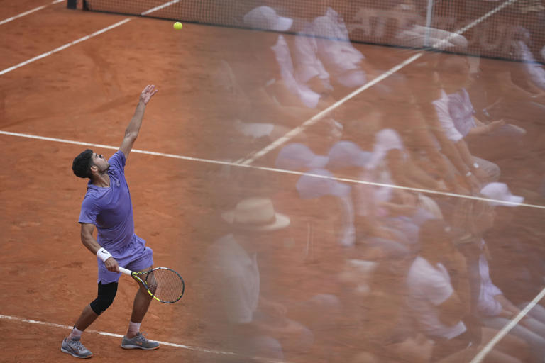 Carlos Alcaraz venció a Khachanov en un duro partido y se medirá con Jack Draper en los cuartos del Abierto de Italia. Sinner enfrenta a Cerúndolo en su regreso más exigente tras la suspensión.
